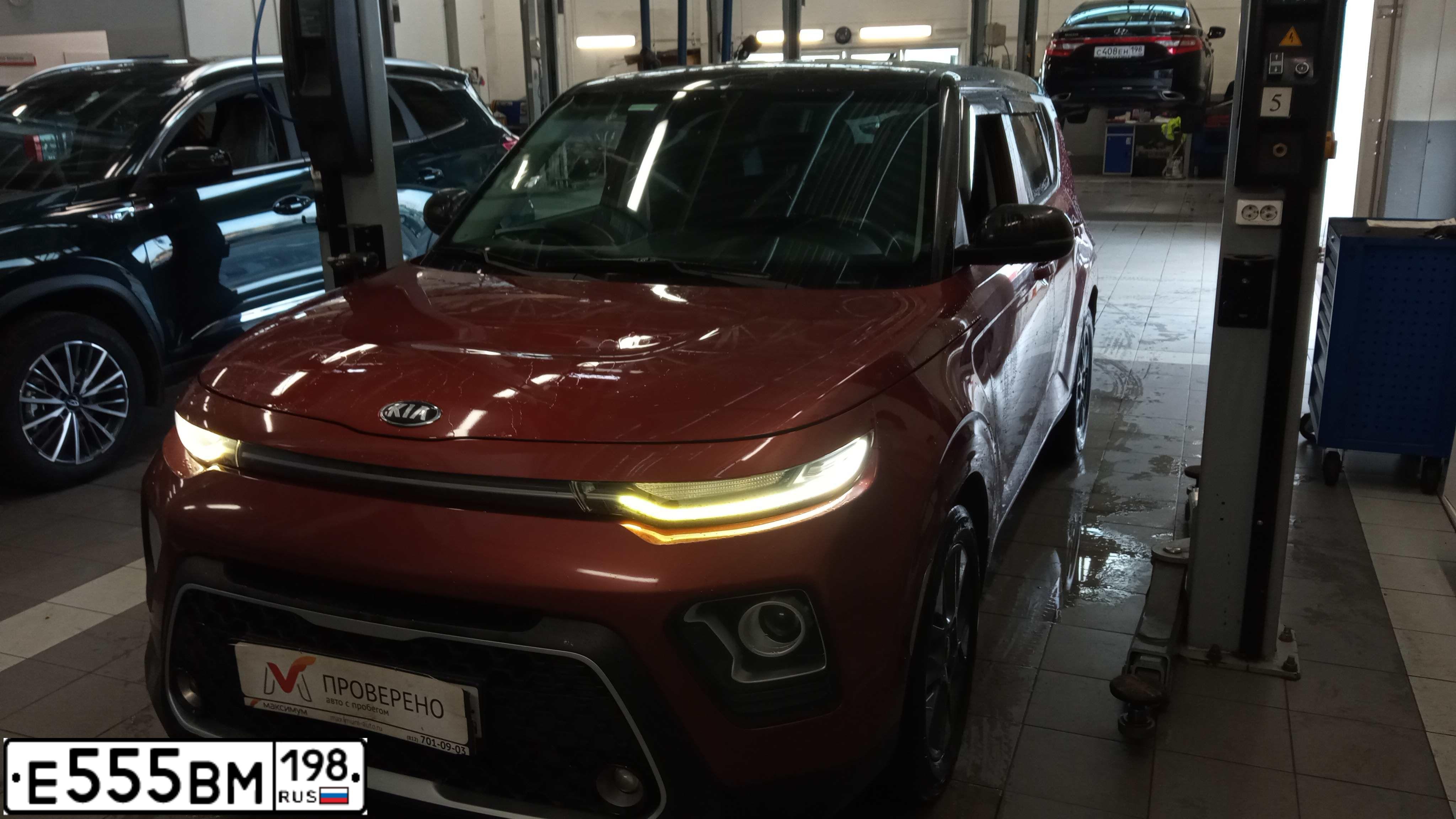 Фото автомобиля KIA SOUL, 2019 — госномер Т558СС198. Цвет: ТЕМНО-КРАСНЫЙ