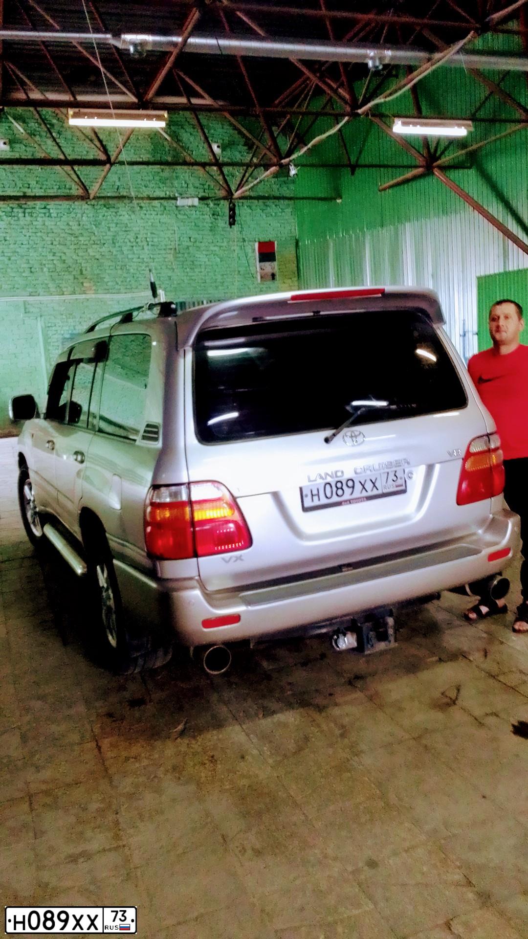 Фото автомобиля TOYOTA LANDCRUISER, 2000 — госномер В422ВУ774. Цвет: Серебристый