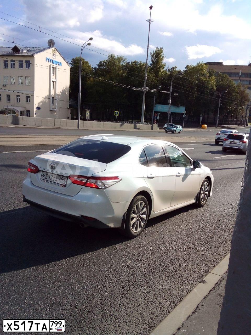Фото автомобиля TOYOTA CAMRY, 2019 — госномер Х517ТА799. Цвет: БЕЛЫЙ