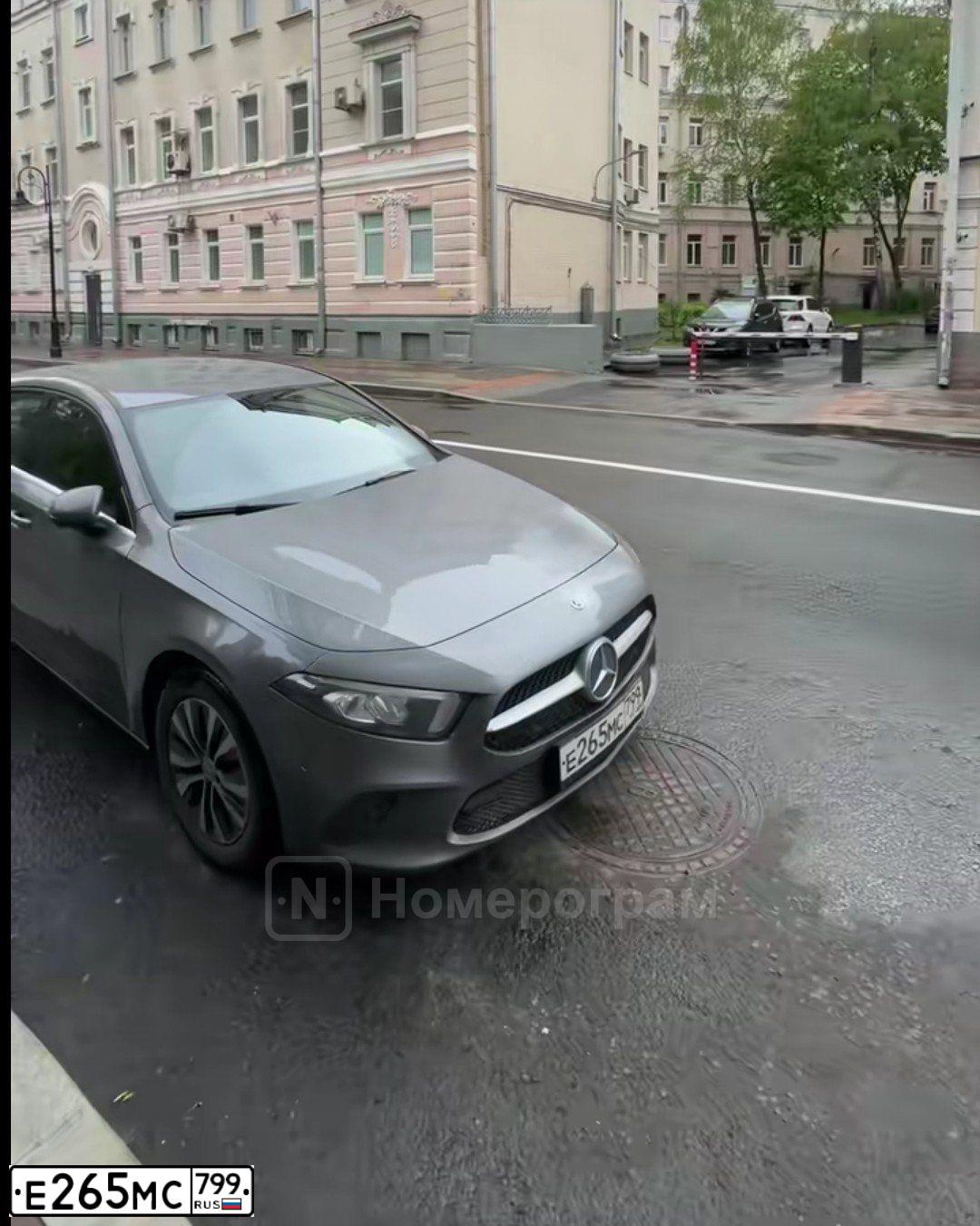 Фото автомобиля MERCEDES A-KLASSE, 2018 — госномер Е265МС799. Цвет: Серый