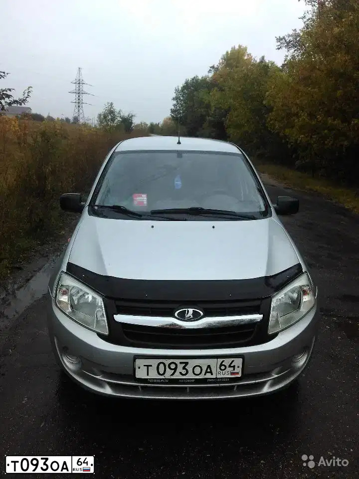 Фото автомобиля LADA 2190 GRANTA, 2013 — госномер Т093ОА64. Цвет: Серебристый