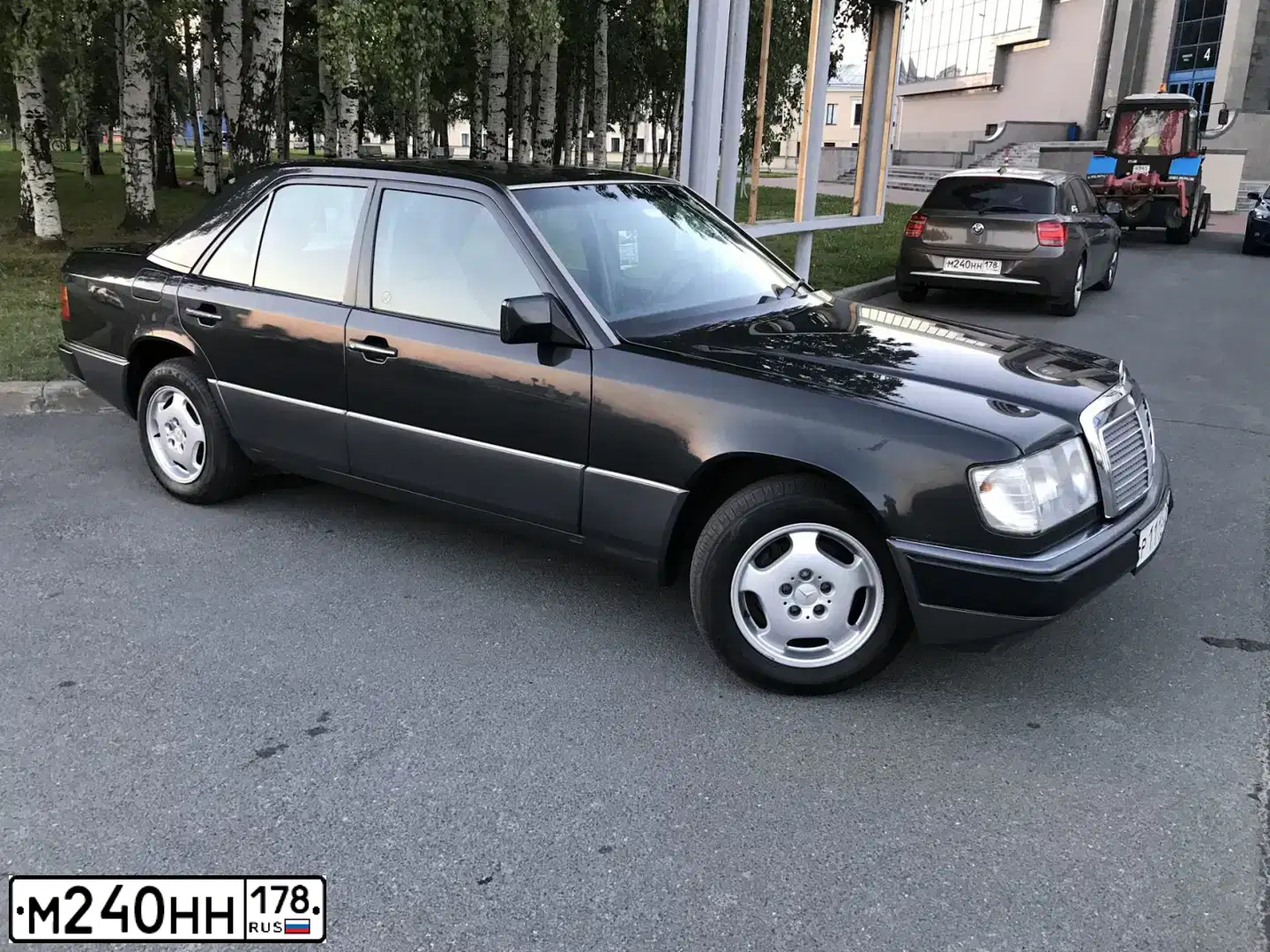 Фото автомобиля BMW 118, 2012 — госномер Т600ЕХ198. Цвет: Коричневый