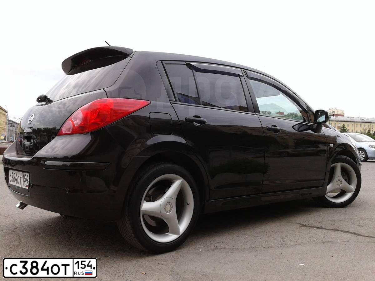Фото автомобиля NISSAN TIIDA, 2010 — госномер С384ОТ154. Цвет: КОРИЧНЕВЫЙ