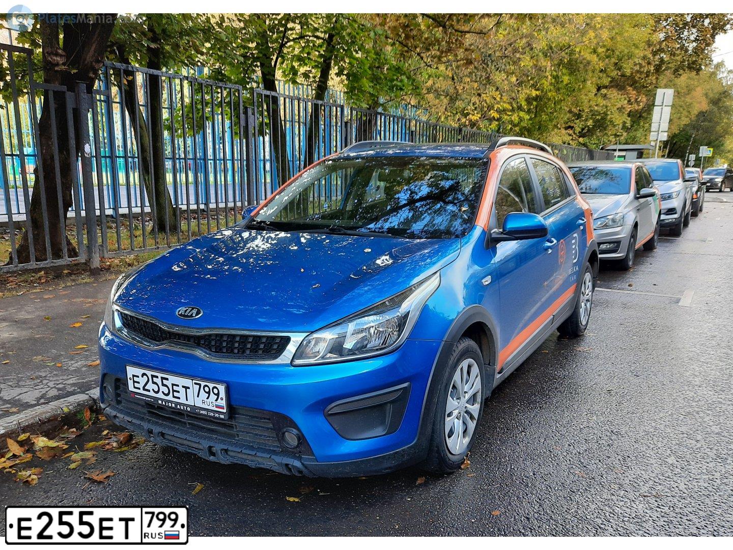 Фото автомобиля KIA RIO, 2018 — госномер Е255ЕТ799. Цвет: синий