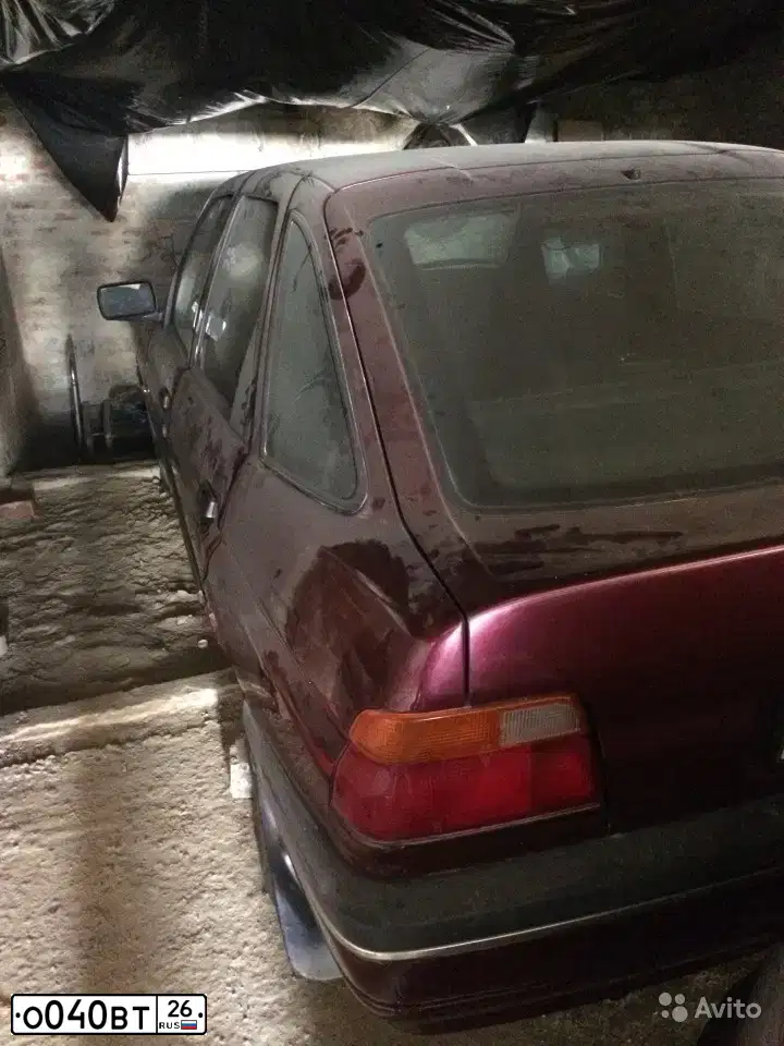 Фото автомобиля FORD ESCORT, 1990 — госномер О040ВТ26. Цвет: Красный