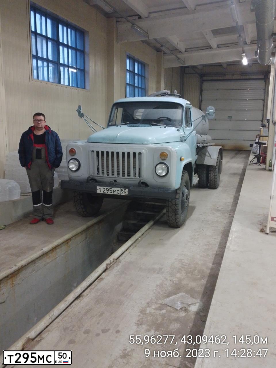 Фото автомобиля ГАЗ 31029, 1994 — госномер Х333ВЕ50. Цвет: СЕРЫЙ