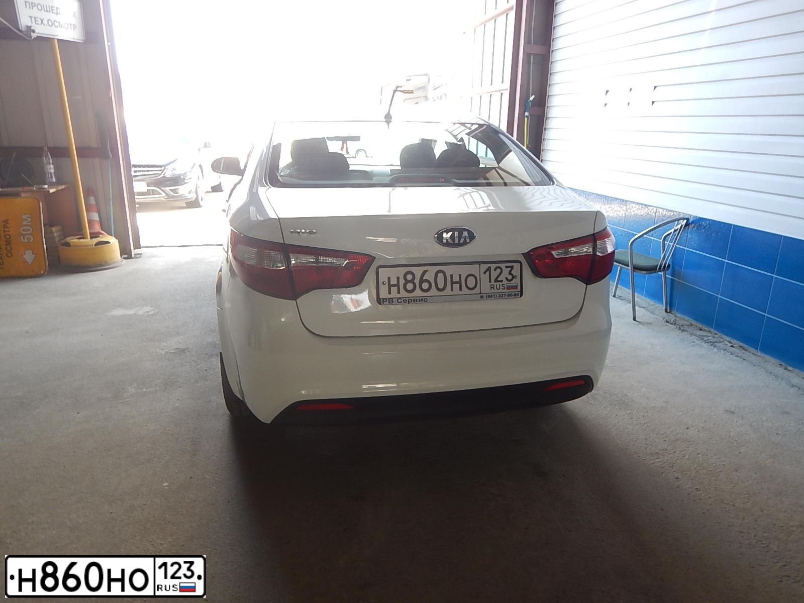 Фото автомобиля KIA RIO, 2014 — госномер Н860НО123. Цвет: БЕЛЫЙ