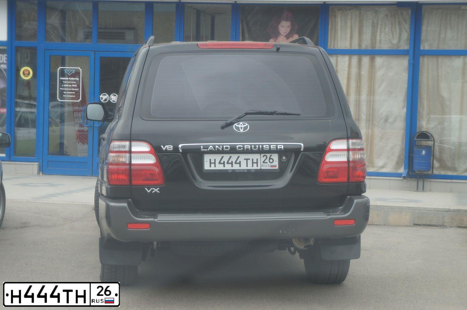 Фото автомобиля TOYOTA LANDCRUISER, 2004 — госномер Н444ТН26. Цвет: ЧЕРНЫЙ