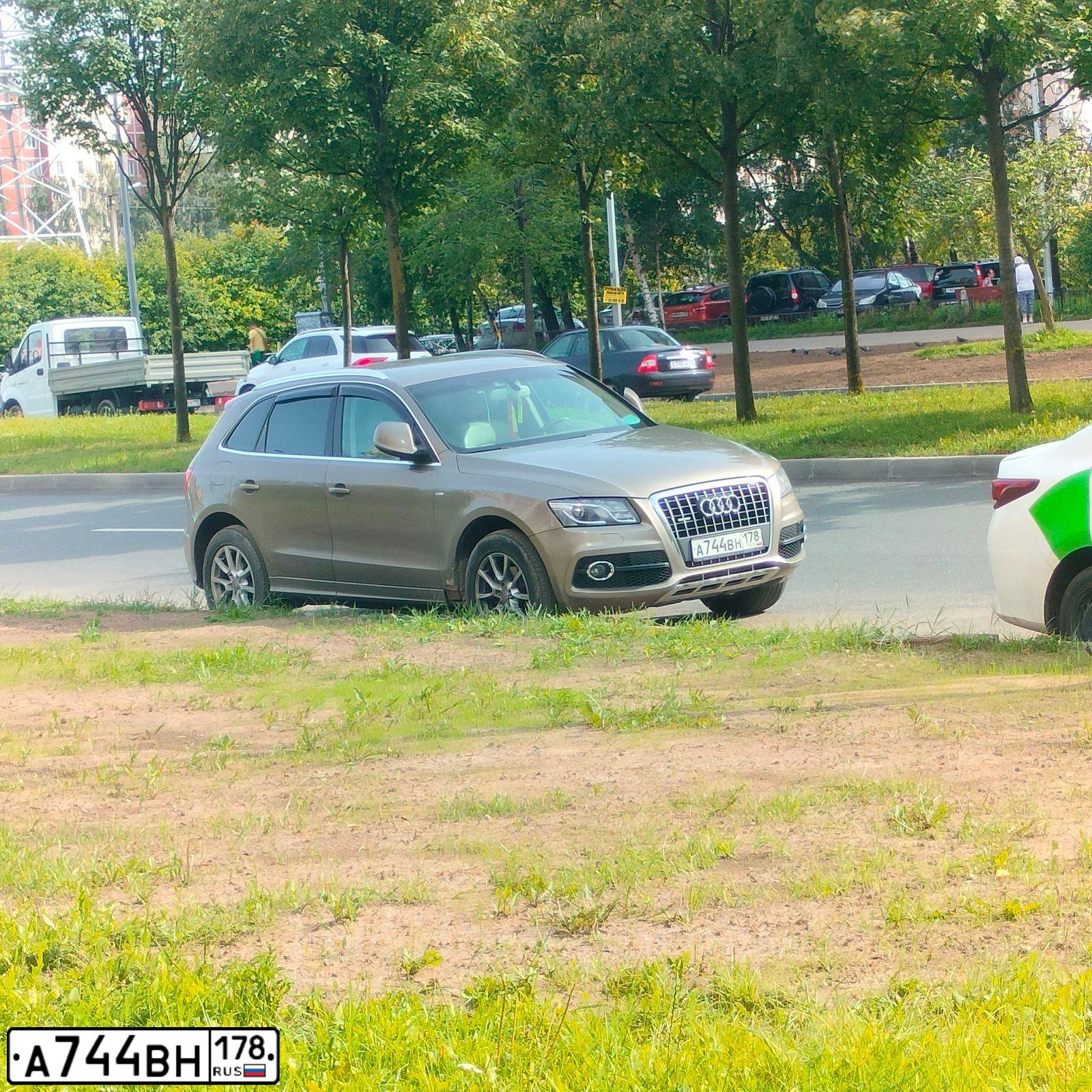 Фото автомобиля AUDI Q5, 2010 — госномер А744ВН178. Цвет: БЕЖЕВЫЙ
