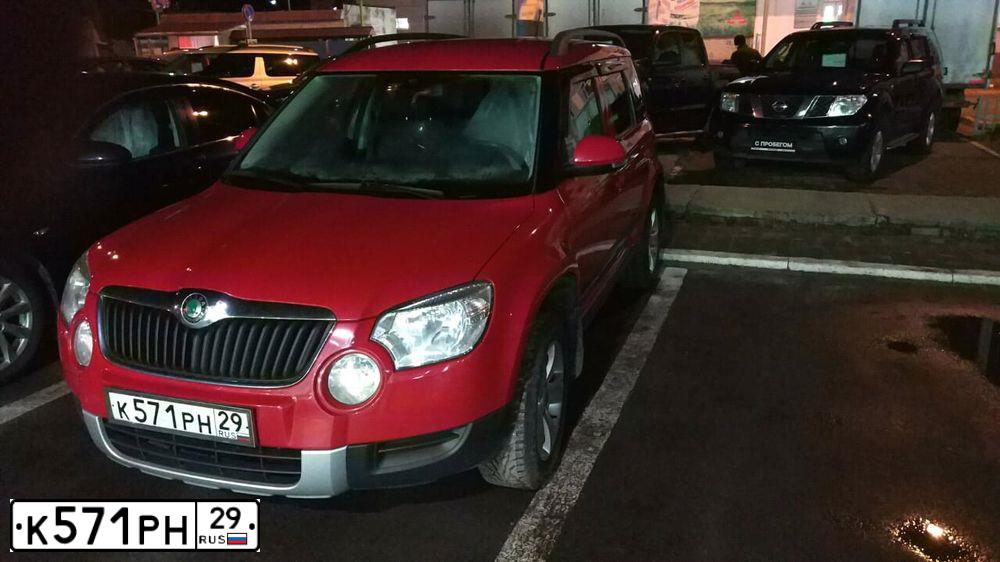 Фото автомобиля SKODA YETI, 2012 — госномер О061ХК29. Цвет: Красный