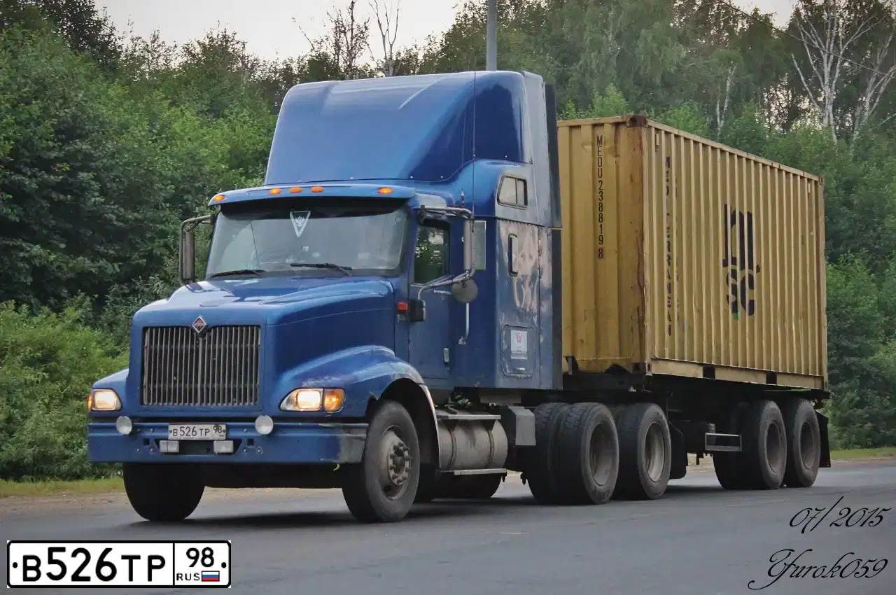 Фото автомобиля INTERNATIONAL HEAVY TRUCK 8500-9900, 2008 — госномер В526ТР98. Цвет: СИНИЙ