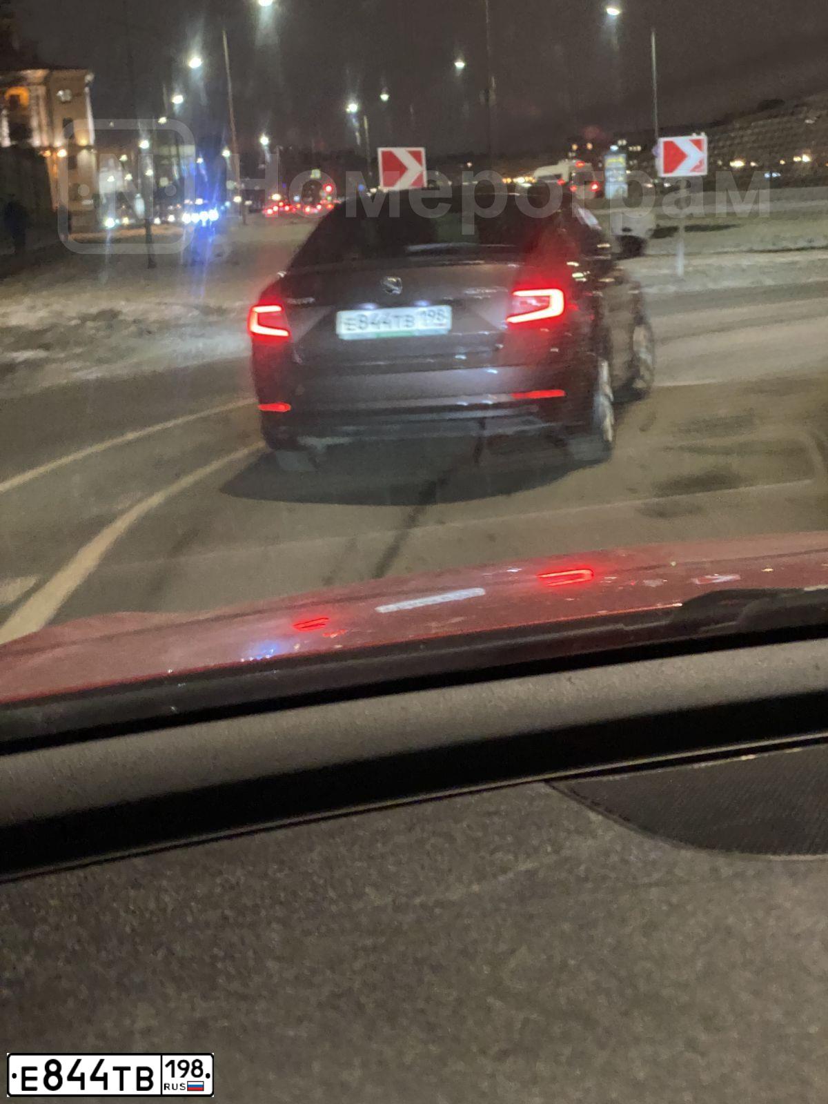 Фото автомобиля SKODA OCTAVIA, 2020 — госномер Е844ТВ198. Цвет: Коричневый