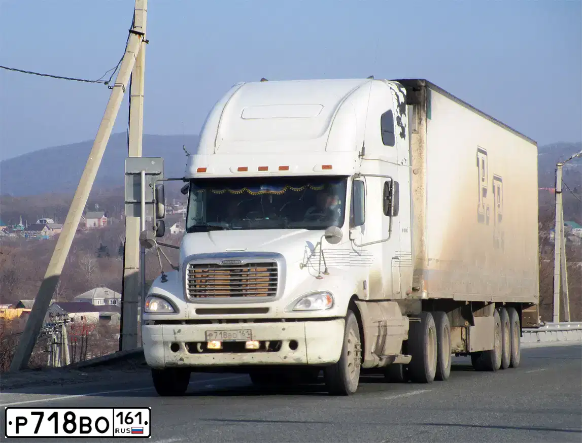 Фото автомобиля FREIGHTLINER COLUMBIA, 2003 — госномер К518РЕ28. Цвет: Белый