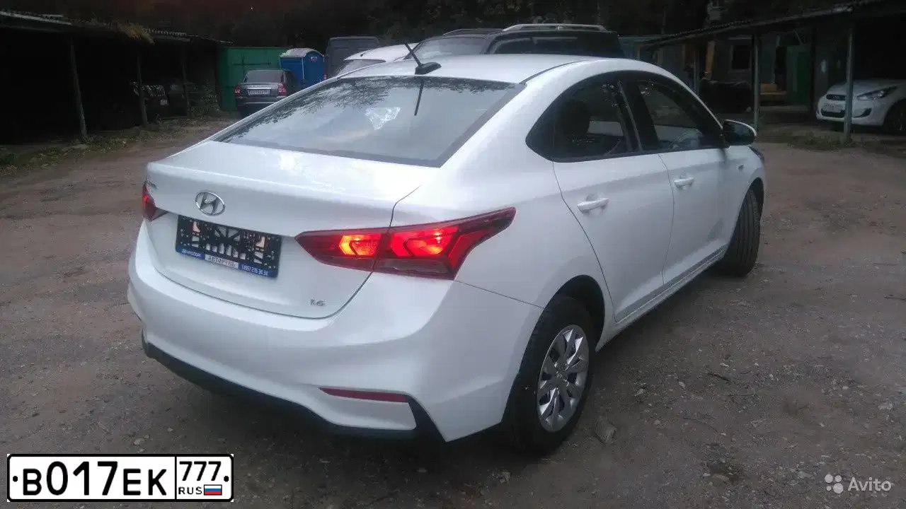 Фото автомобиля KIA RIO, 2014 — госномер В017ЕК777. Цвет: БЕЖЕВЫЙ