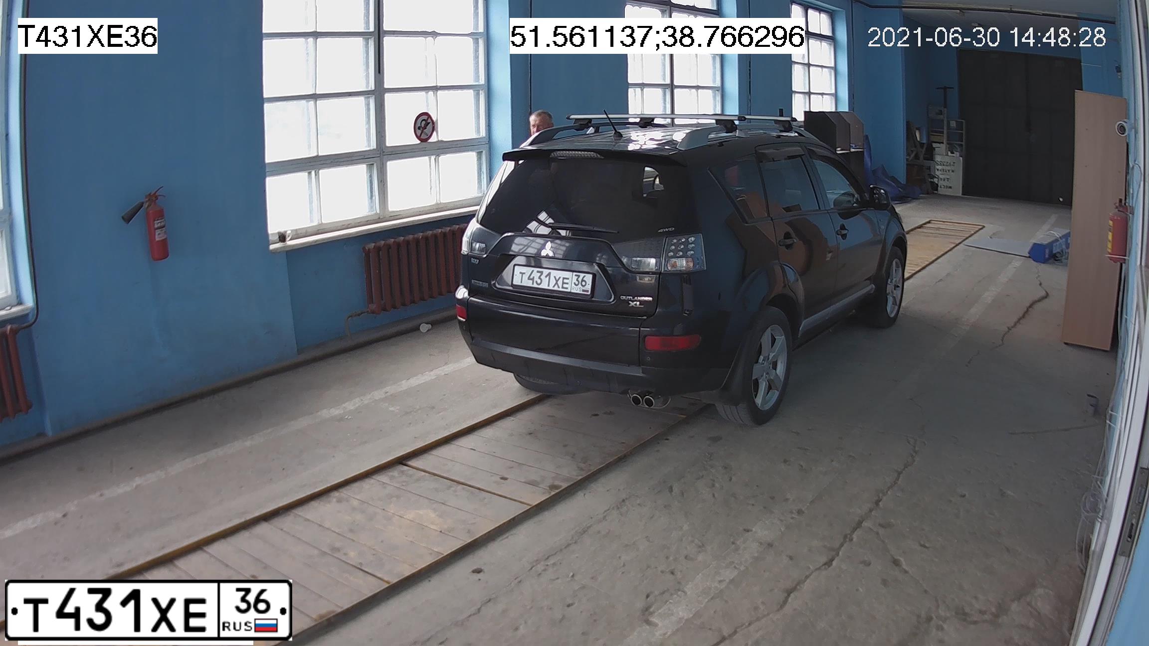 Фото автомобиля MITSUBISHI OUTLANDER, 2008 — госномер У268МН136. Цвет: ЧЕРНЫЙ