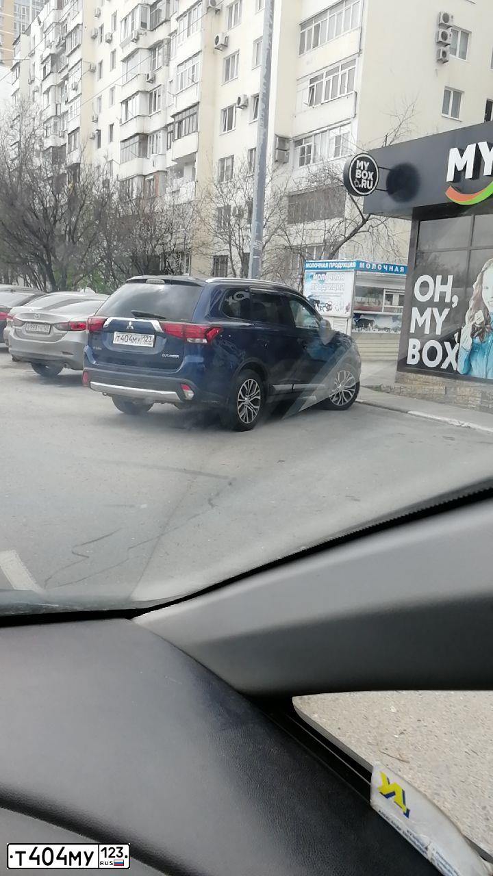 Фото автомобиля MITSUBISHI OUTLANDER, 2015 — госномер Т404МУ123. Цвет: синий