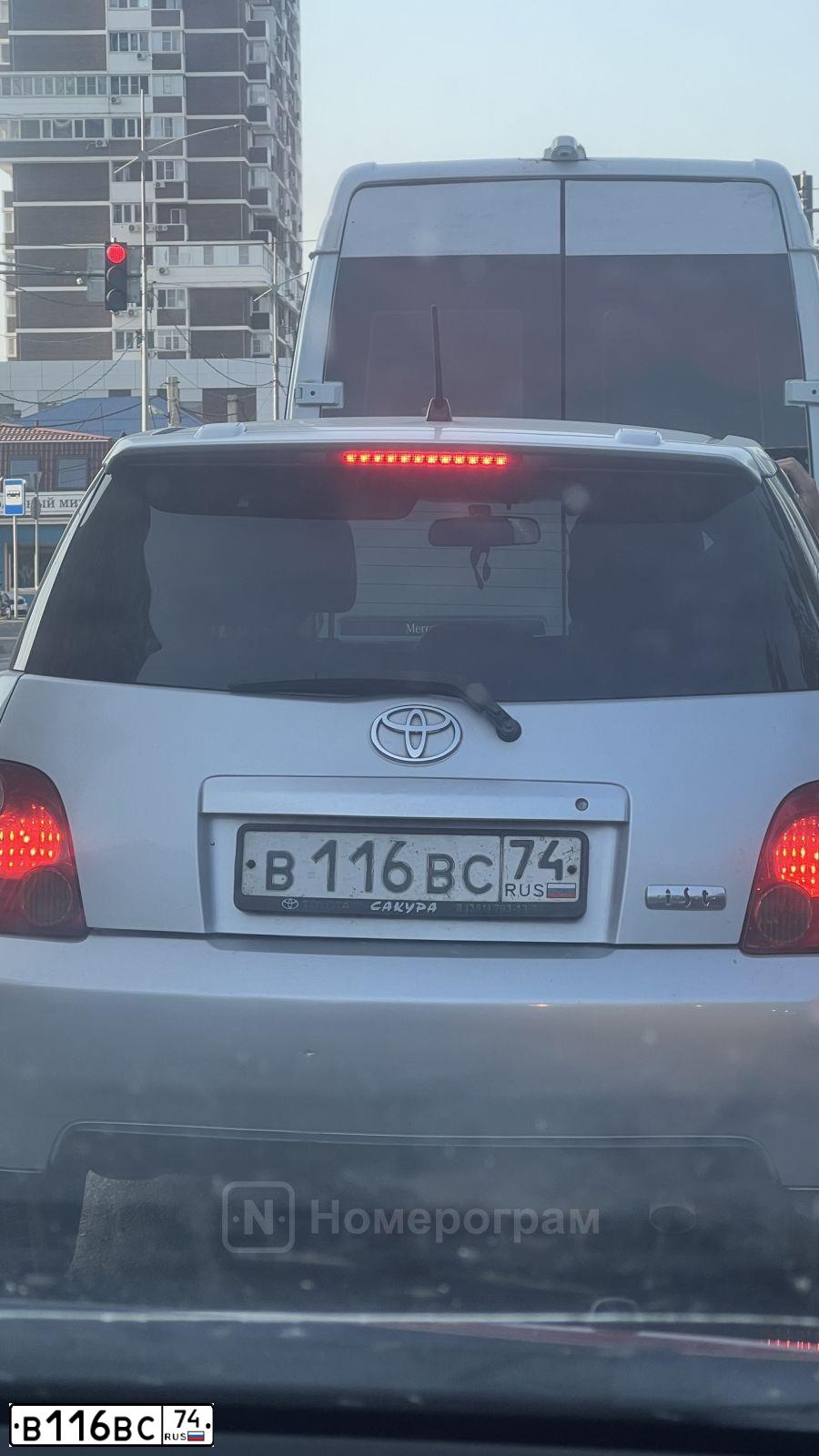 Фото автомобиля TOYOTA IST, 2002 — госномер В116ВС74