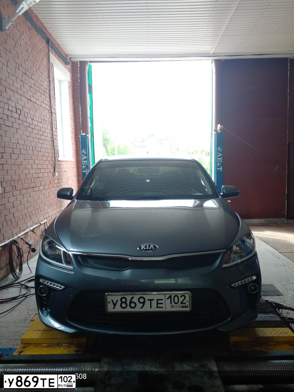 Фото автомобиля KIA RIO, 2017 — госномер У869ТЕ102. Цвет: Серый