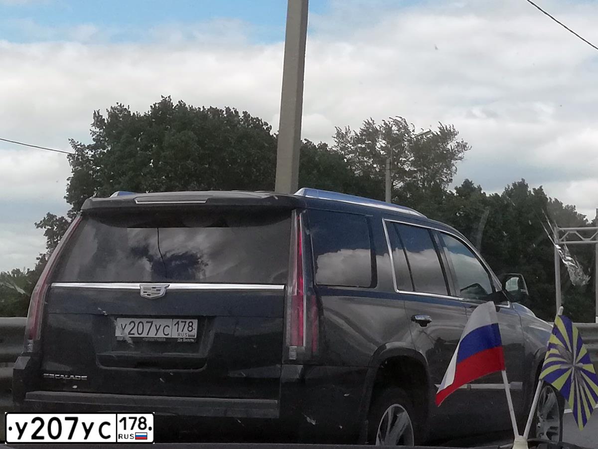 Фото автомобиля CADILLAC ESCALADE, 2016 — госномер У207УС178. Цвет: ЧЕРНЫЙ