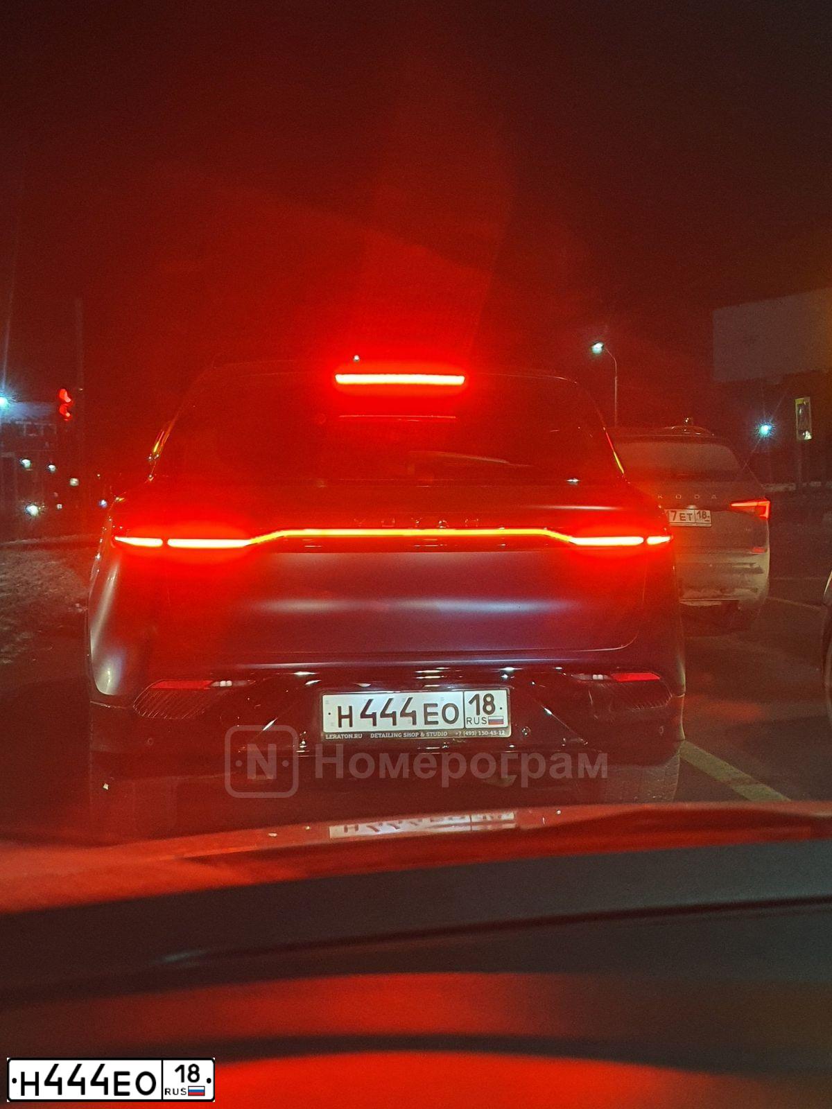 Фото автомобиля TOYOTA CAMRY, 2018 — госномер Н444ЕО18. Цвет: ЧЕРНЫЙ МЕТАЛЛИК