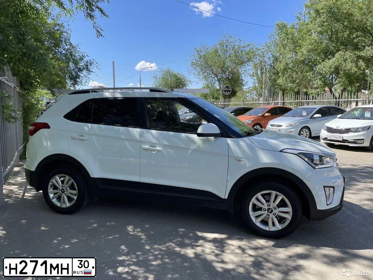 Фото автомобиля KIA RIO, 2017 — госномер В994НН30. Цвет: Белый