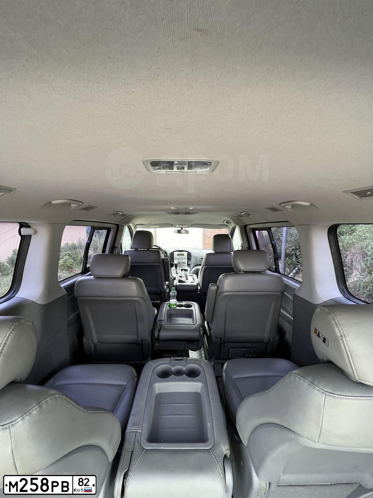 Фото автомобиля HYUNDAI GRAND STAREX, 2016 — госномер Т853ВВ180. Цвет: СЕРЫЙ