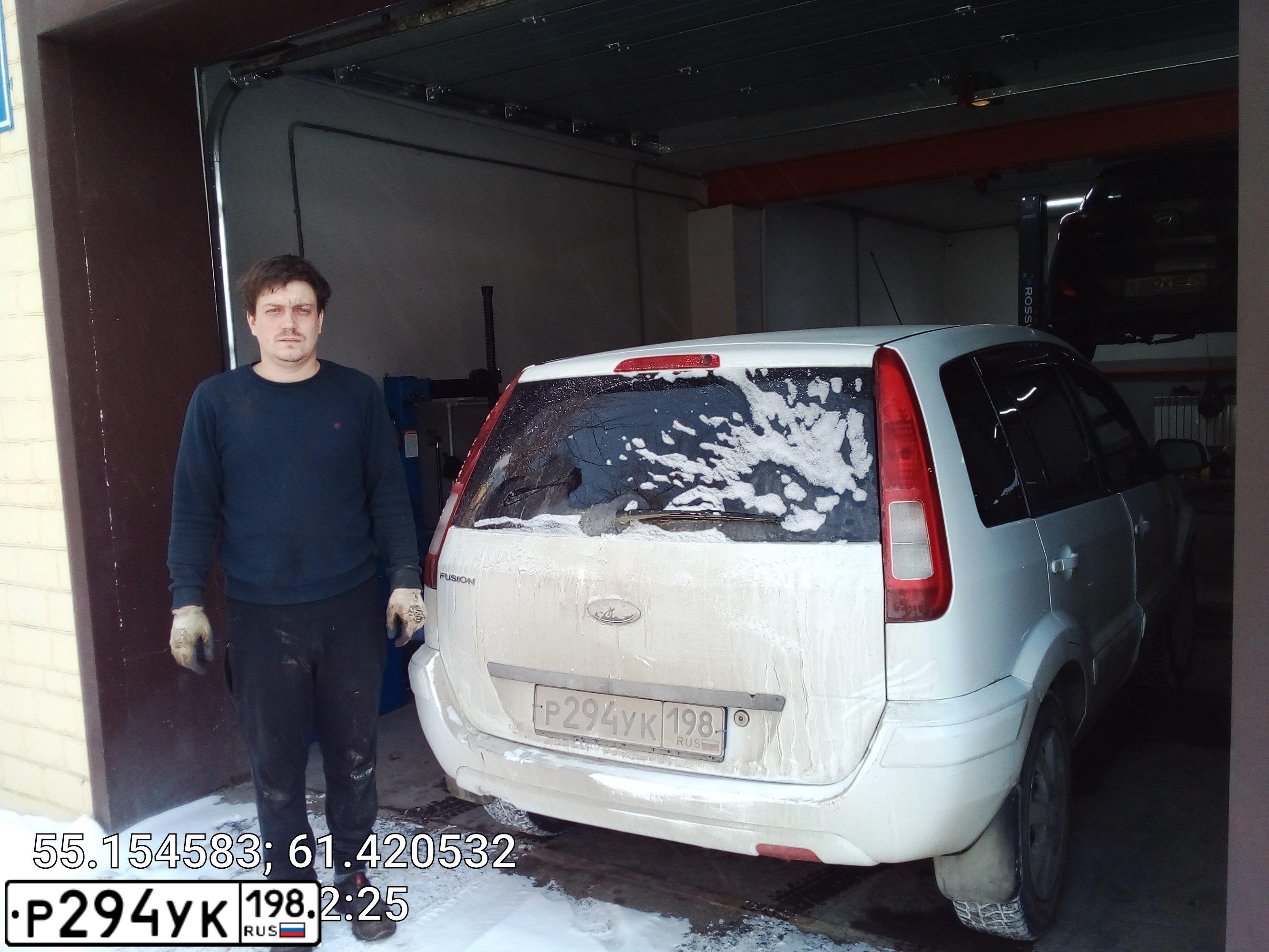 Фото автомобиля FORD FUSION, 2008 — госномер Р294УК198. Цвет: Белый