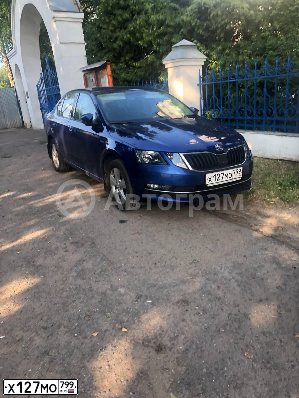 Фото автомобиля SKODA OCTAVIA, 2018 — госномер Х127МО799. Цвет: ЯРКО-СИНИЙ