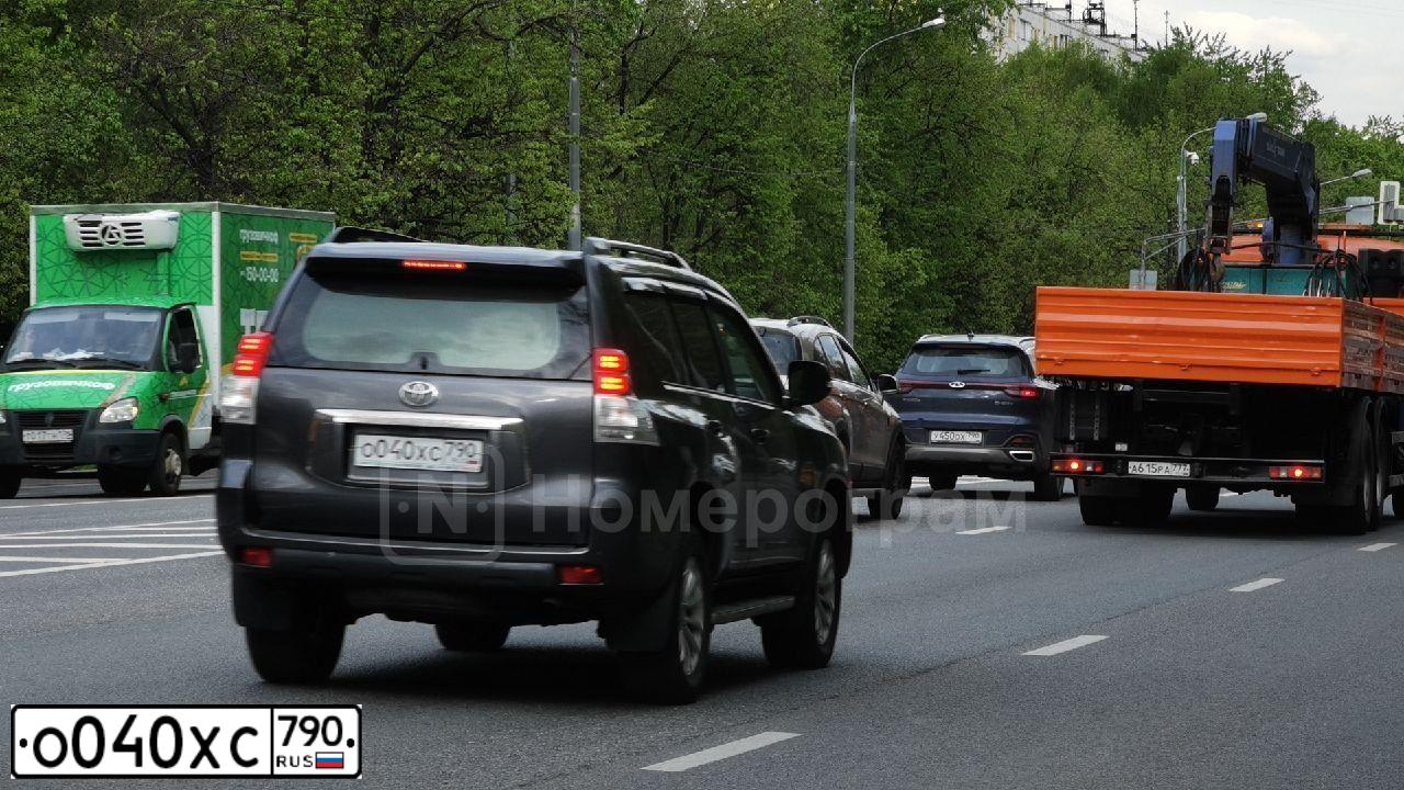 Фото автомобиля TOYOTA LANDCRUISER, 2011 — госномер М644ММ190. Цвет: Серый