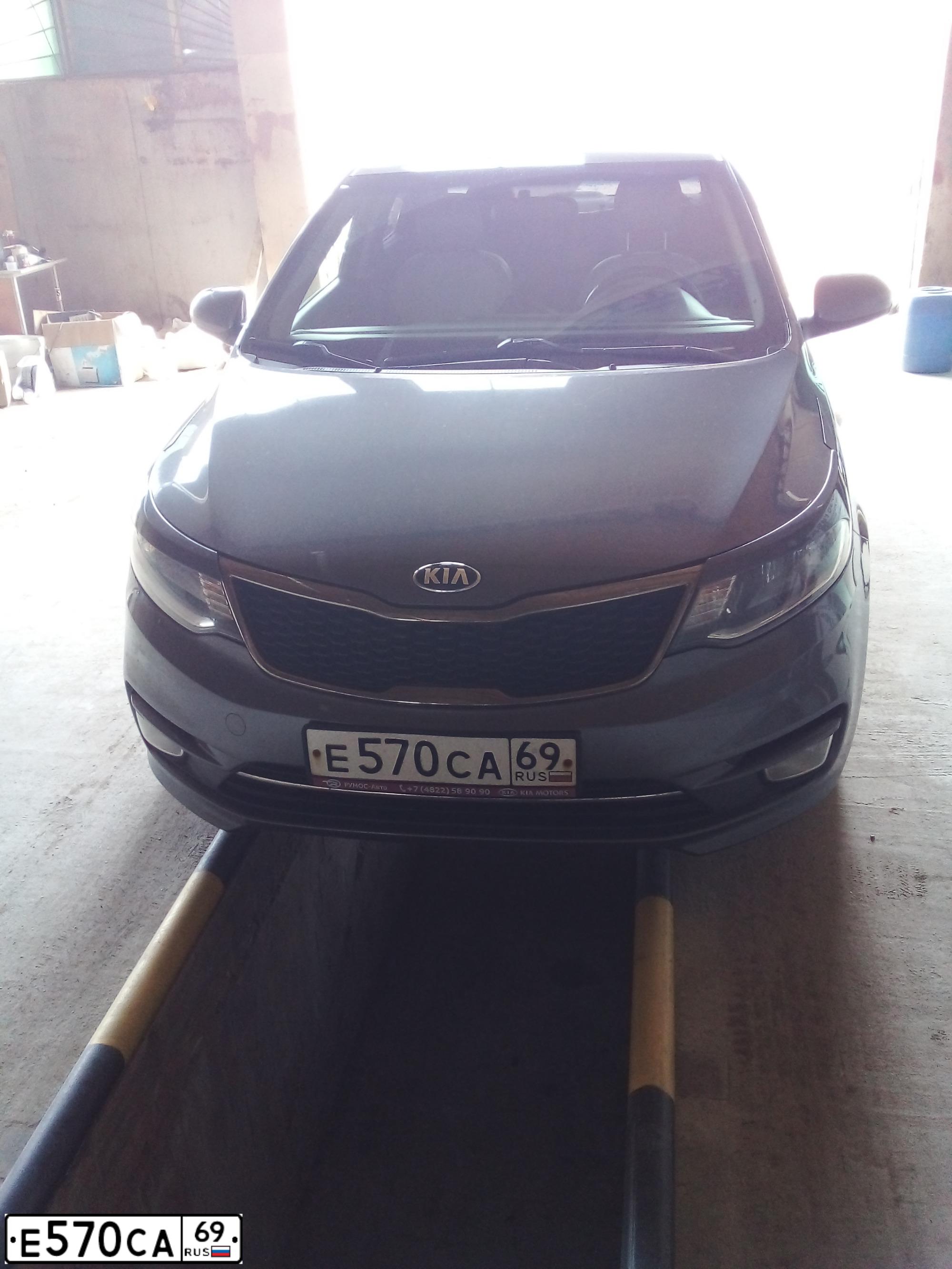 Фото автомобиля KIA RIO, 2016 — госномер Е570СА69. Цвет: ТЕМНО-СЕРЫЙ