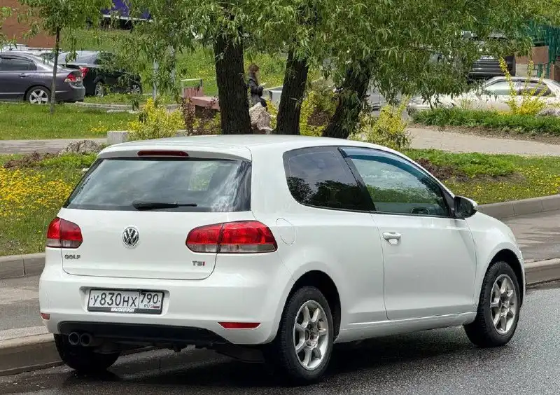 Фото автомобиля VOLKSWAGEN GOLF, 2009 — госномер Е234ЕТ550. Цвет: Белый