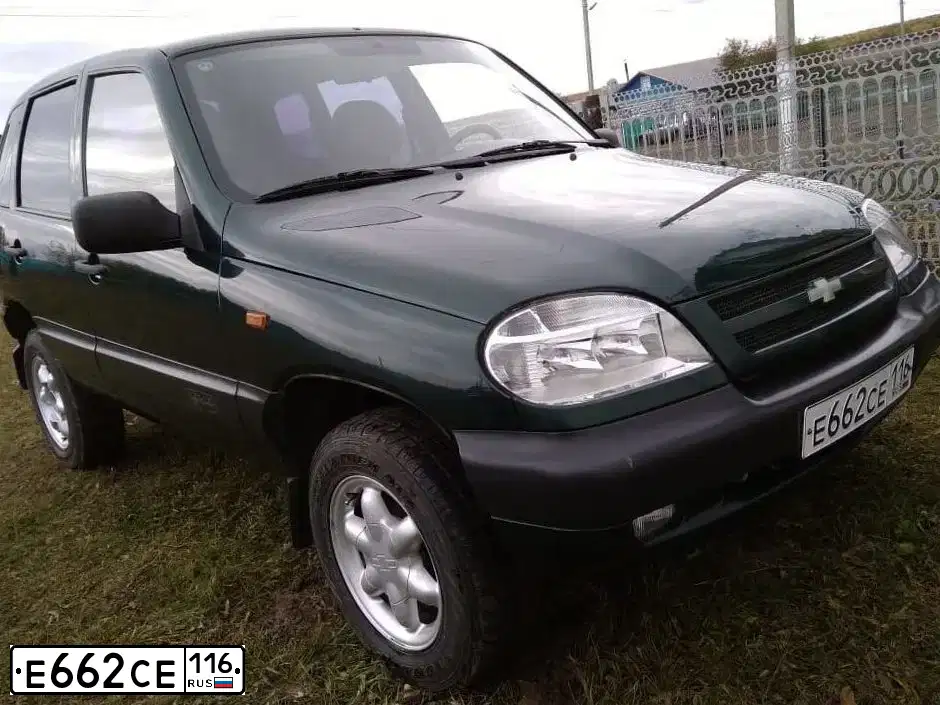 Фото автомобиля CHEVROLET NIVA, 2003 — госномер Е662СЕ116. Цвет: Темно-зеленый