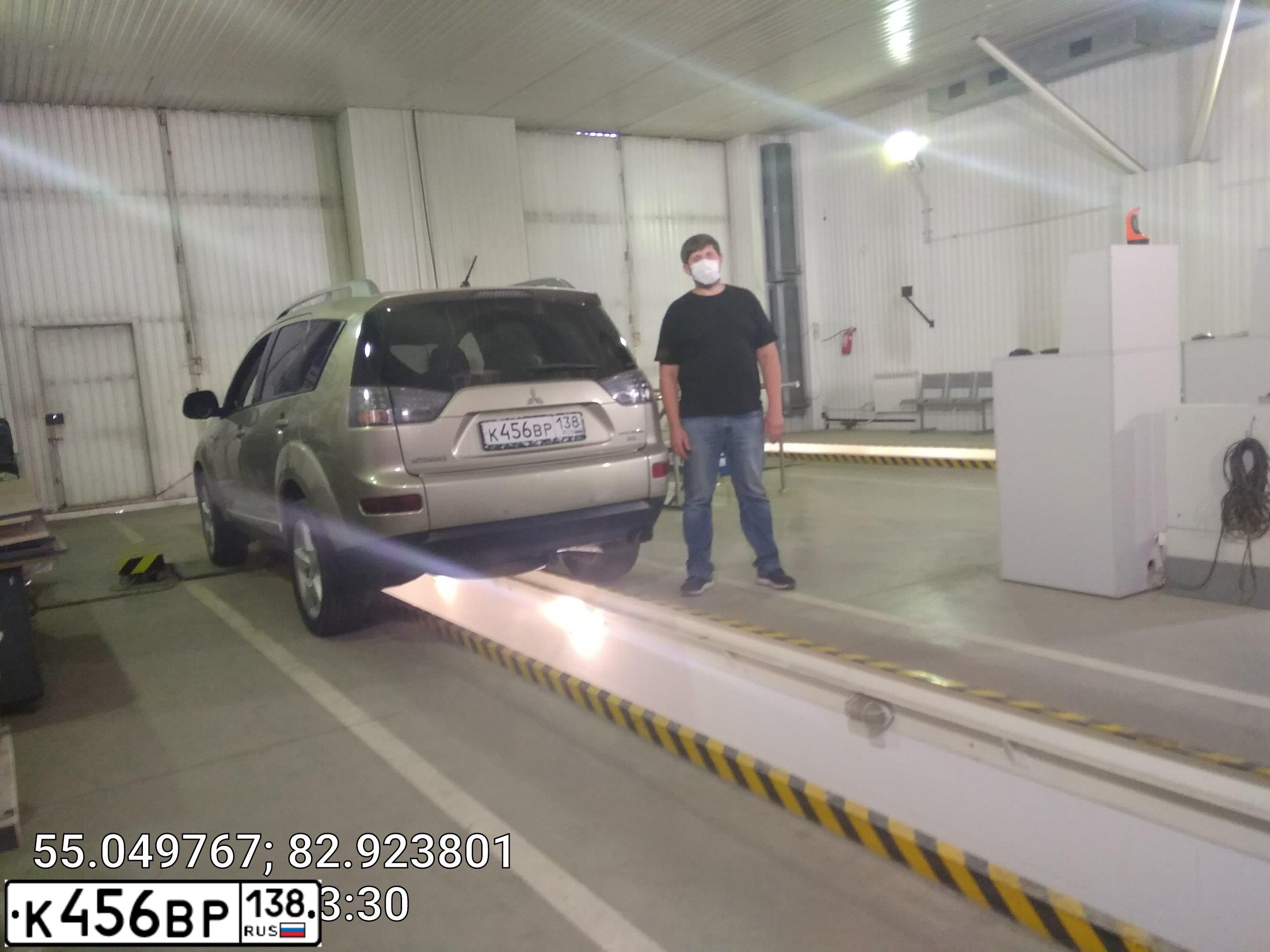 Фото автомобиля MITSUBISHI OUTLANDER, 2007 — госномер О102КУ154. Цвет: БЕЖЕВЫЙ
