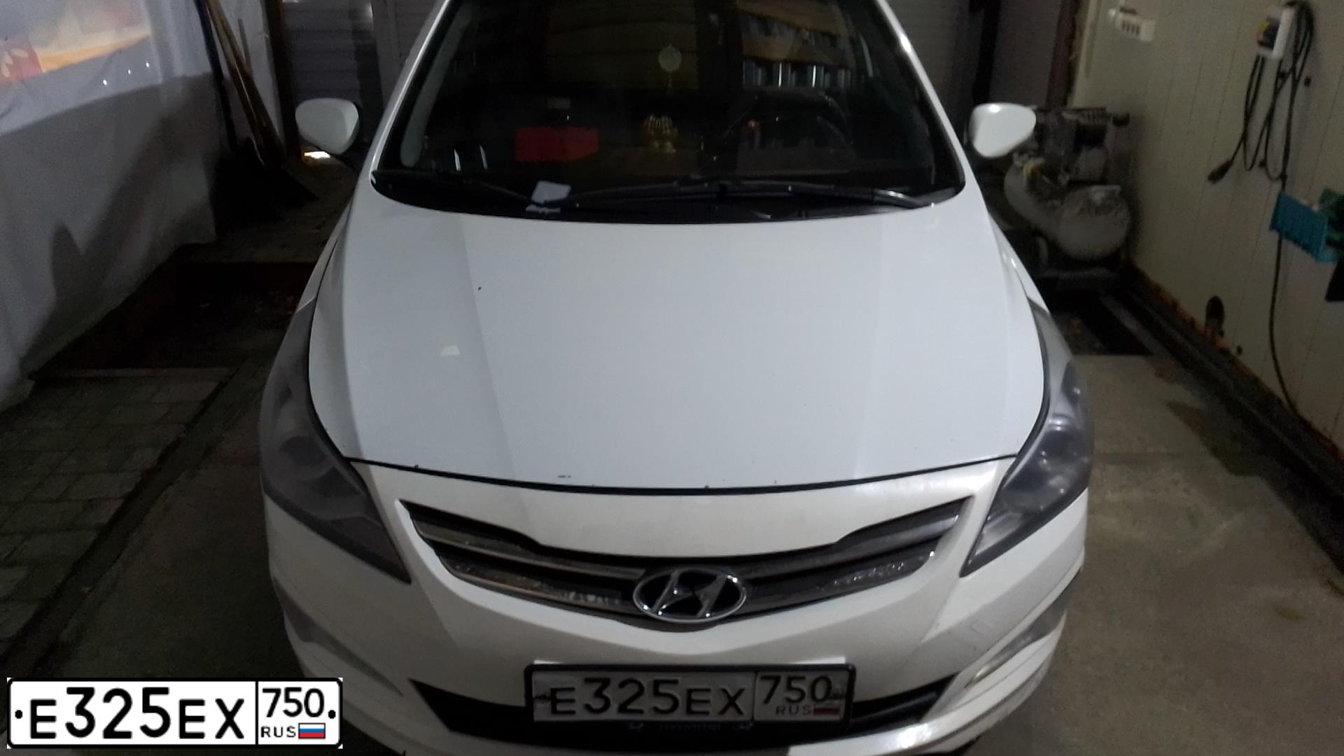 Фото автомобиля HYUNDAI SOLARIS, 2014 — госномер Е325ЕХ750. Цвет: Белый