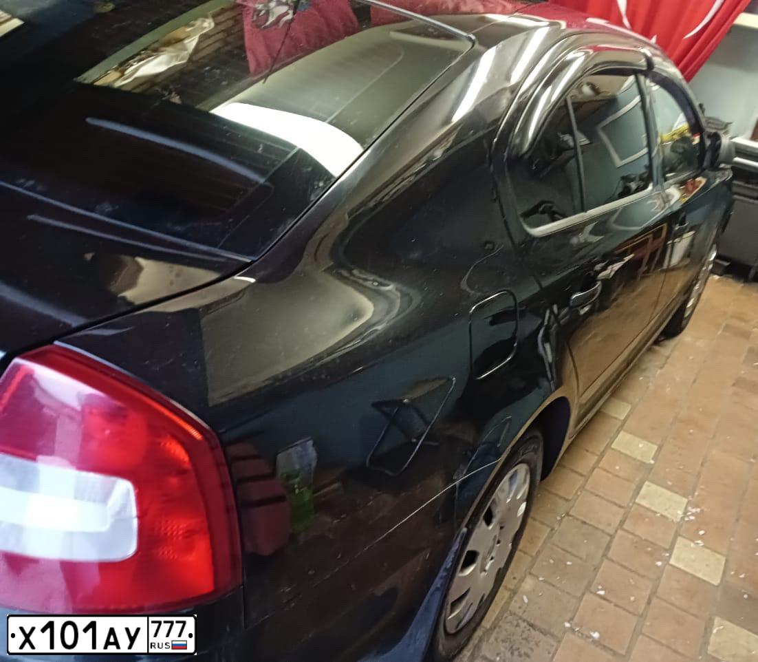 Фото автомобиля SKODA OCTAVIA, 2010 — госномер Х101АУ777. Цвет: ЧЕРНЫЙ