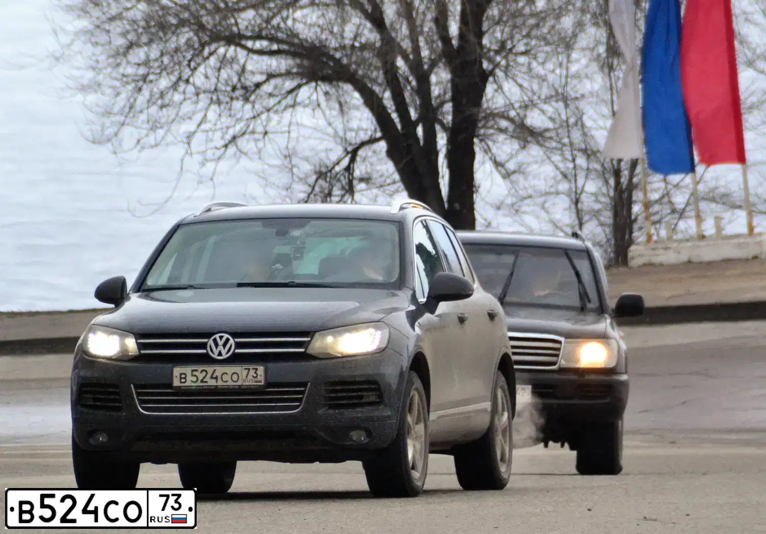 Фото автомобиля VOLKSWAGEN TOUAREG, 2013 — госномер В524СО73. Цвет: ТЕМНО-СЕРЫЙ