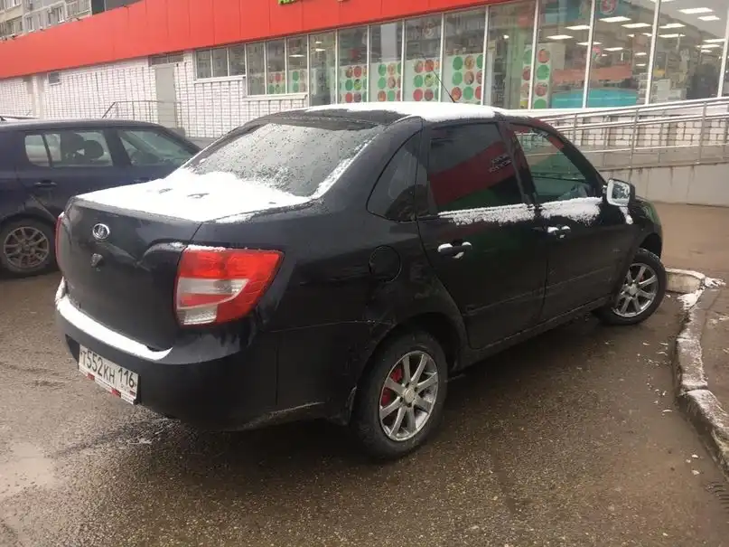 Фото автомобиля LADA 2190 GRANTA, 2013 — госномер К074НТ21. Цвет: Сине-Черный