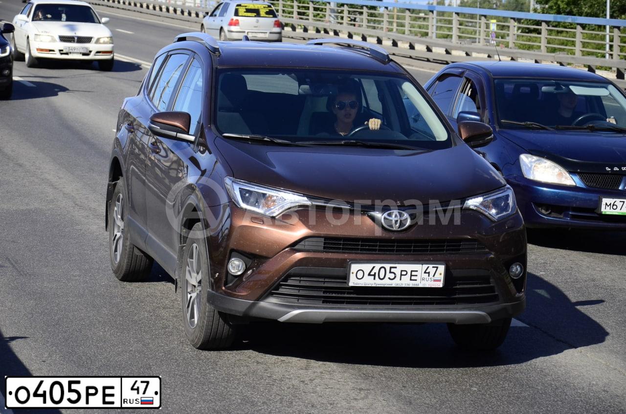 Фото автомобиля TOYOTA RAV4, 2017 — госномер О405РЕ47. Цвет: КОРИЧНЕВЫЙ МЕТАЛЛИК