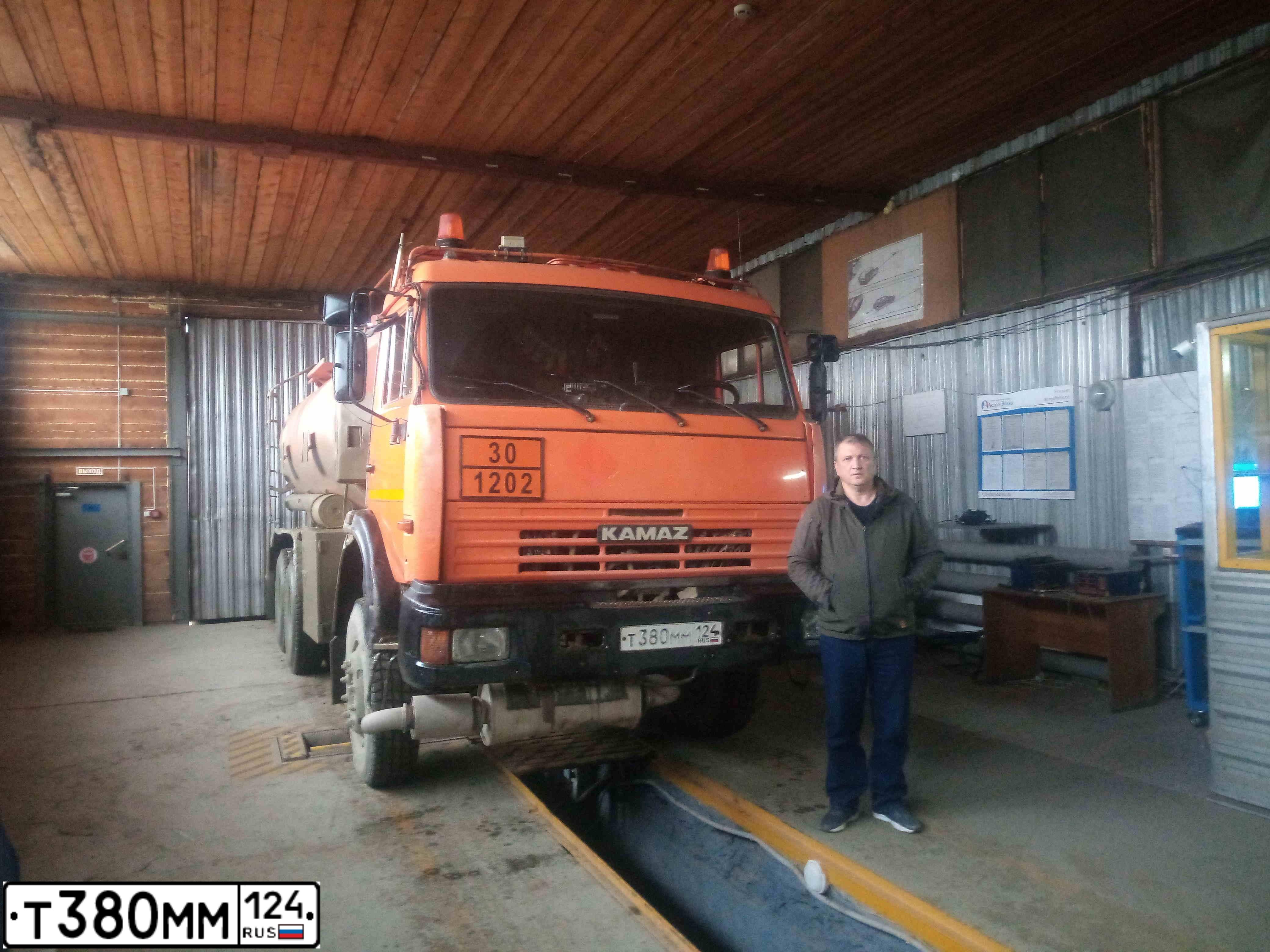 Фото автомобиля NEFAZ 5633 /KAMAZ 5322 6X4/, 2012 — госномер Е380ММ124. Цвет: ОРАНЖЕВЫЙ