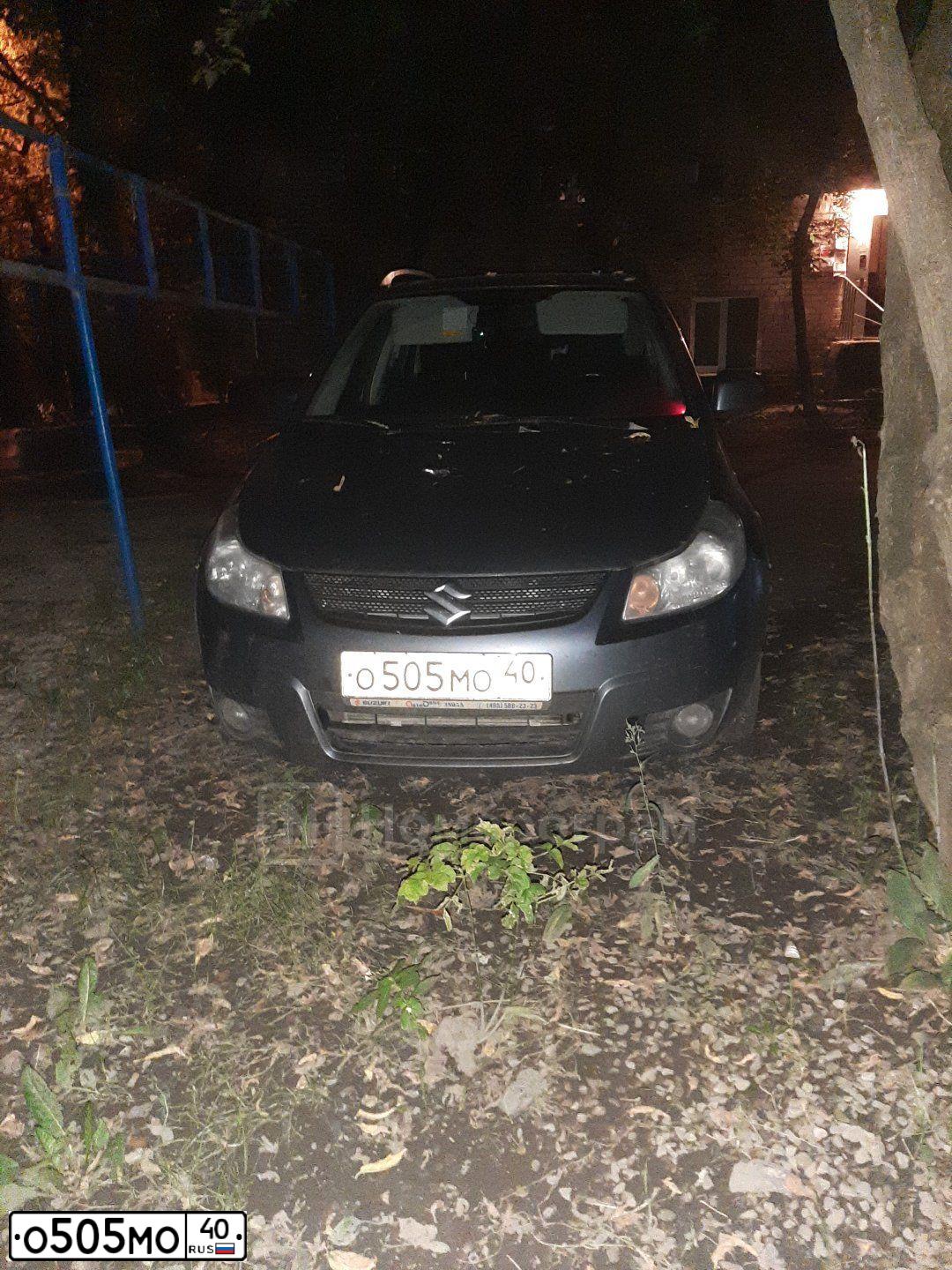 Фото автомобиля SUZUKI SX 4, 2008 — госномер О505МО40. Цвет: Серый