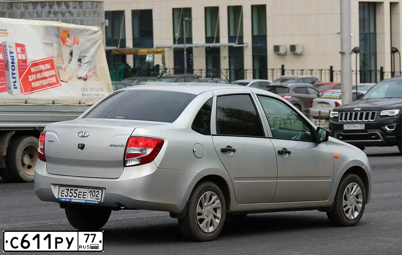 Фото автомобиля JEEP GRAND CHEROKEE, 2013 — госномер М100ЕЕ790. Цвет: ЧЕРНЫЙ