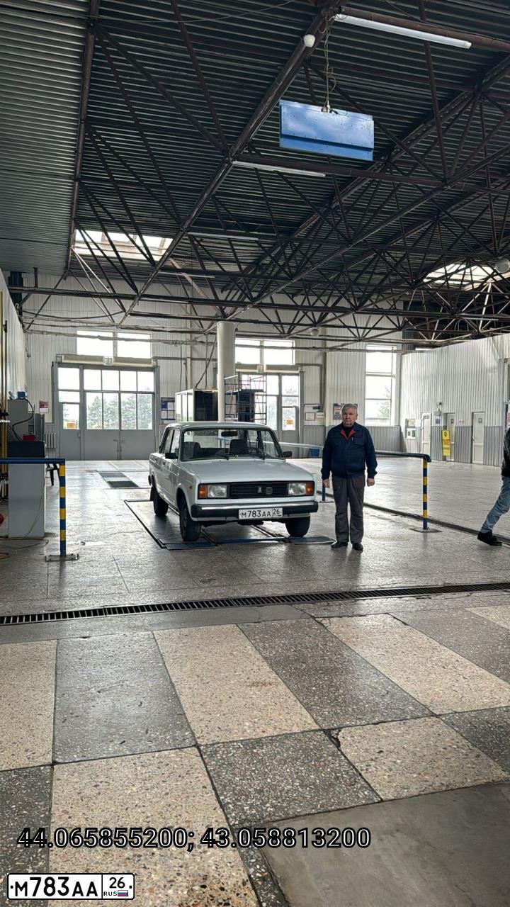Фото автомобиля LADA 2105, 2007 — госномер М783АА26. Цвет: ЯРКО-БЕЛЫЙ
