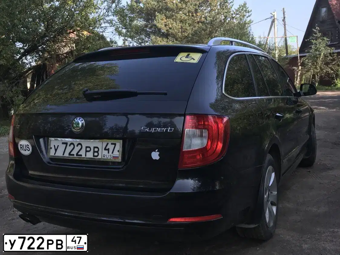 Фото автомобиля SKODA SUPERB, 2012 — госномер У722РВ47. Цвет: ЧЕРНЫЙ