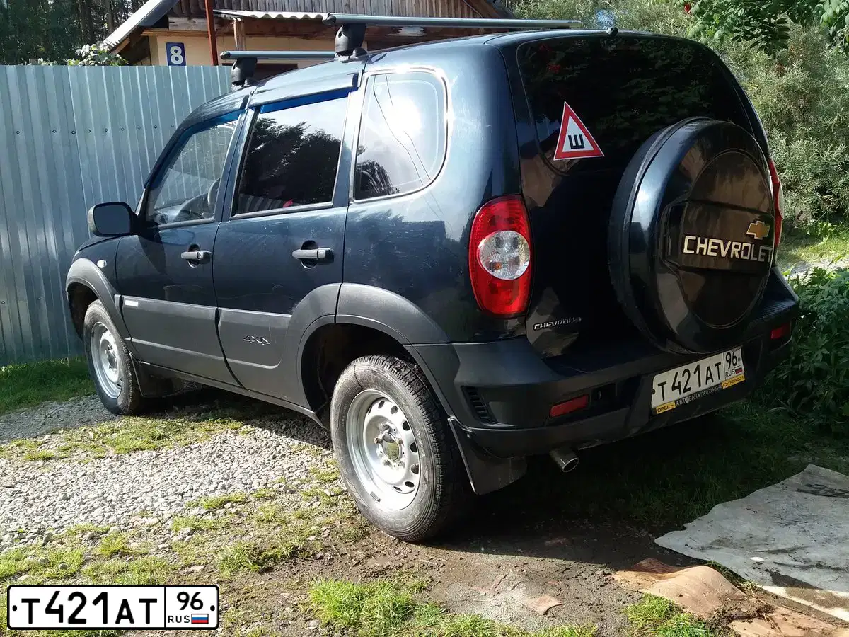 Фото автомобиля CHEVROLET NIVA, 2011 — госномер Т421АТ96. Цвет: СИНИЙ