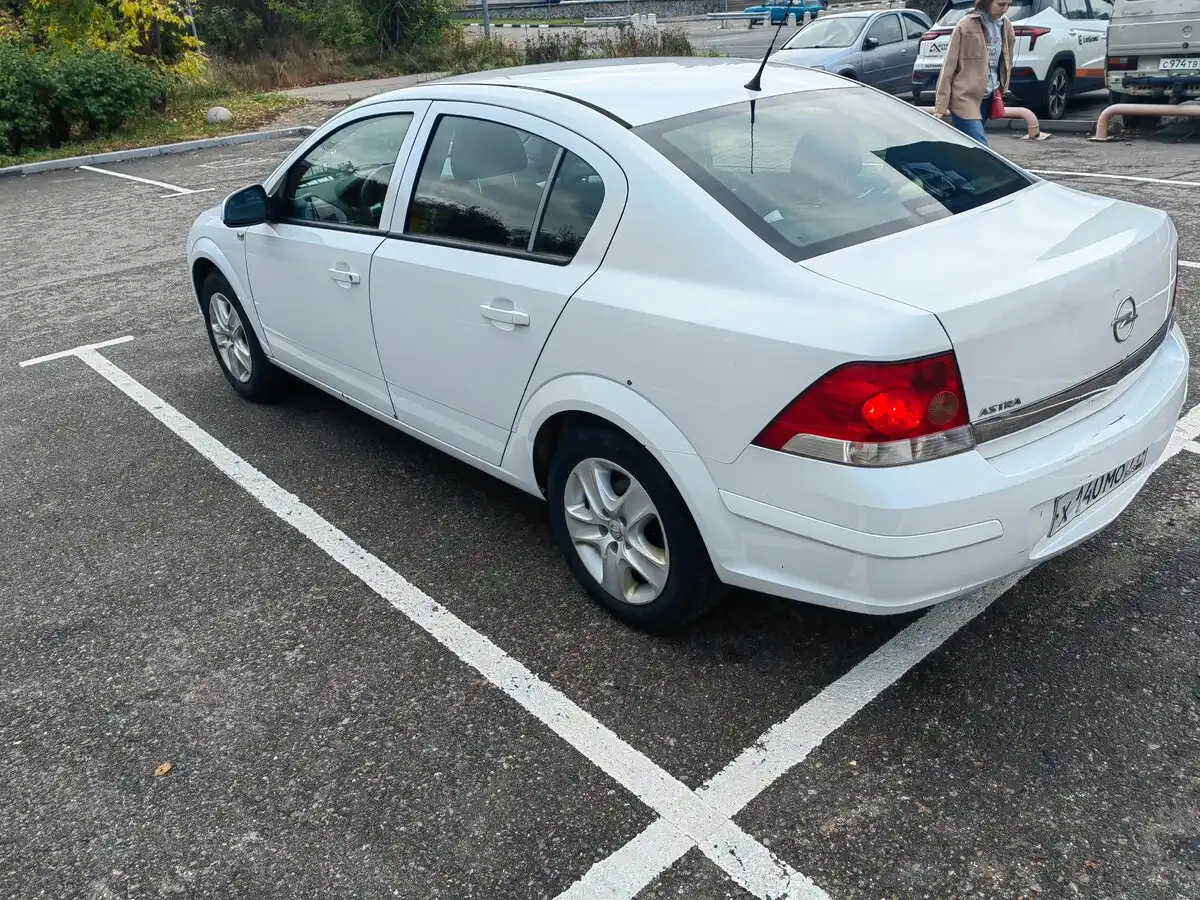 Фото автомобиля OPEL ASTRA, 2013 — госномер Х140МО77. Цвет: Белый