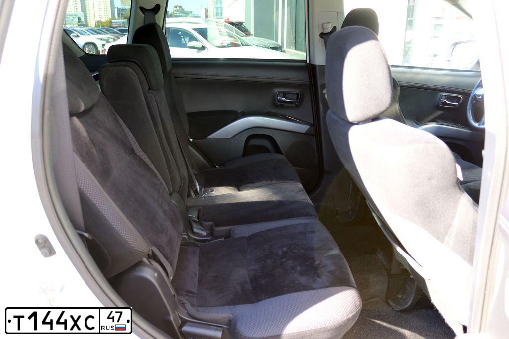 Фото автомобиля MITSUBISHI OUTLANDER, 2011 — госномер Т144ХС47. Цвет: ЖЕМЧУЖНО-БЕЛЫЙ