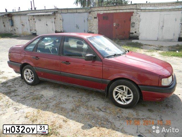 Фото автомобиля VOLKSWAGEN PASSAT, 1988 — госномер Н032ОУ31. Цвет: Красный