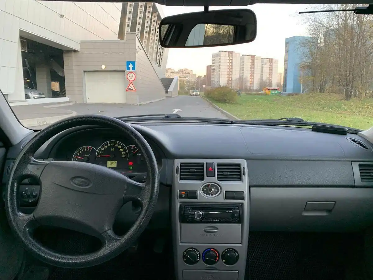 Фото автомобиля LADA 2170 PRIORA, 2010 — госномер М492УО198. Цвет: Серебристый