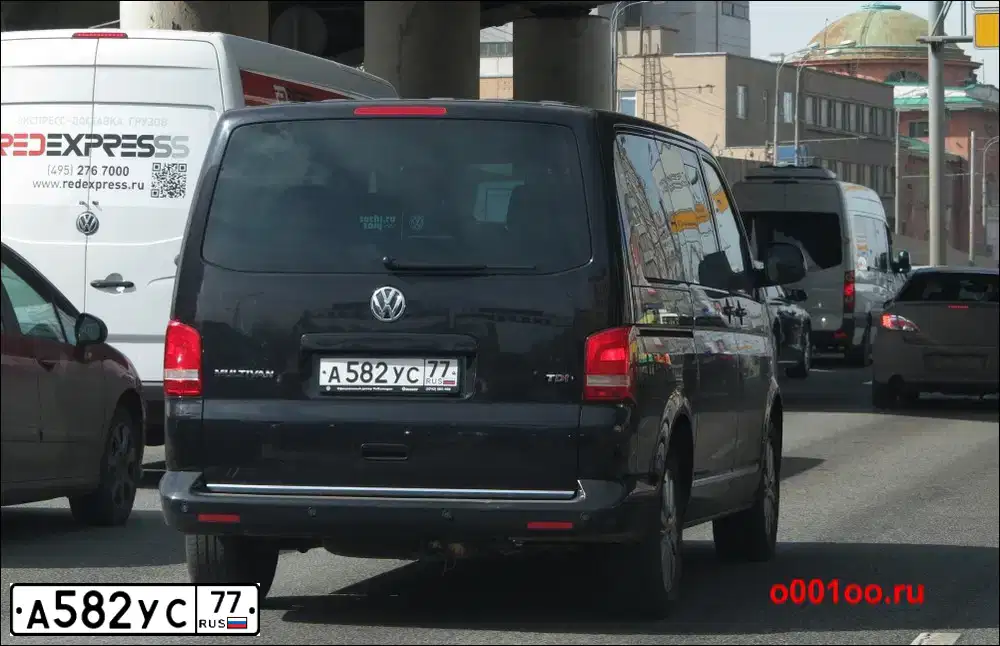 Фото автомобиля VOLKSWAGEN MULTIVAN, 2012 — госномер А582УС77. Цвет: ЧЕРНЫЙ
