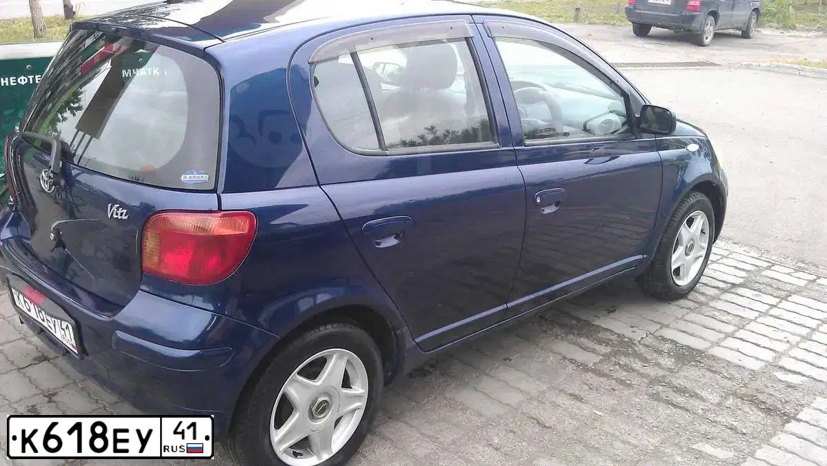 Фото автомобиля TOYOTA VITZ, 2002 — госномер К618ЕУ41